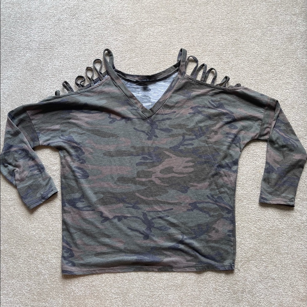 Camo cutout open shoulder top!